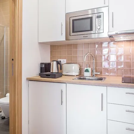 דירה With ליסבון