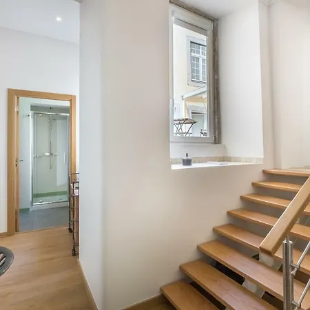 With דירה ליסבון